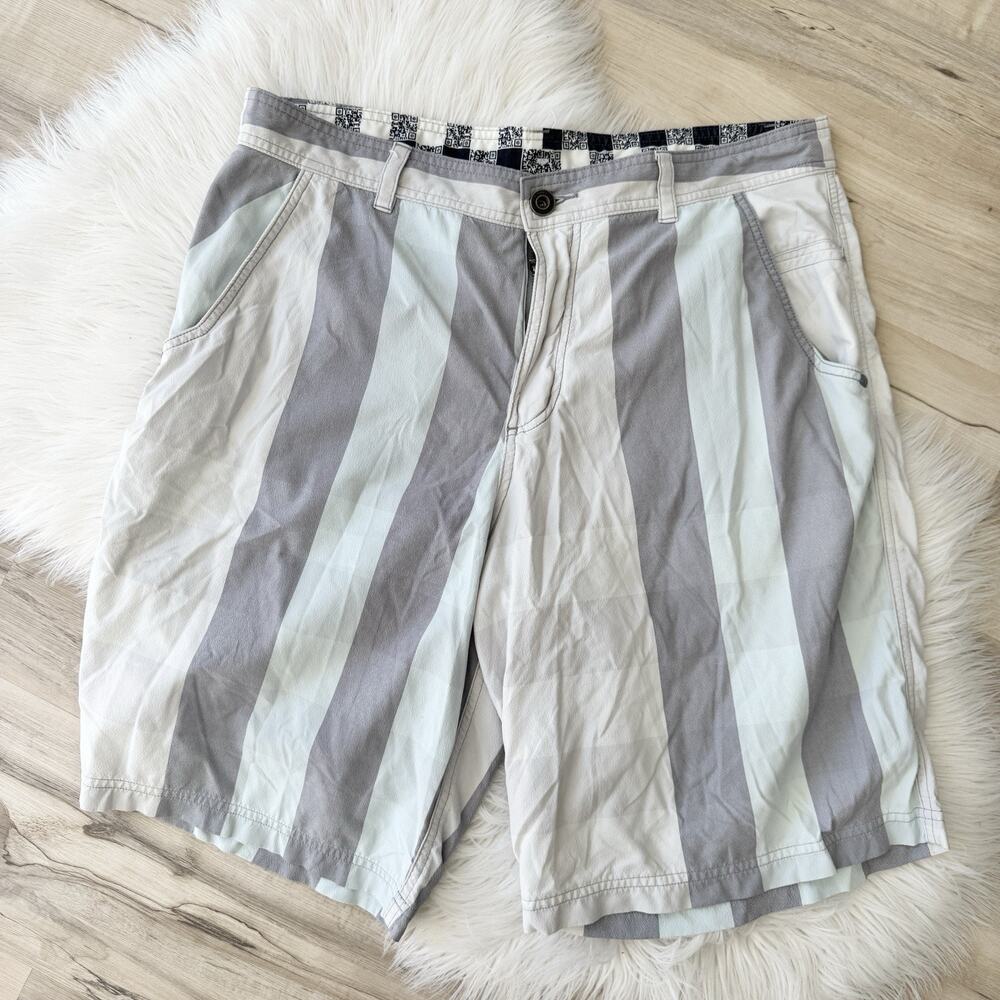 Men’s Lululemon Kahuna Golf shorts in a blue and white striped 36 SJ